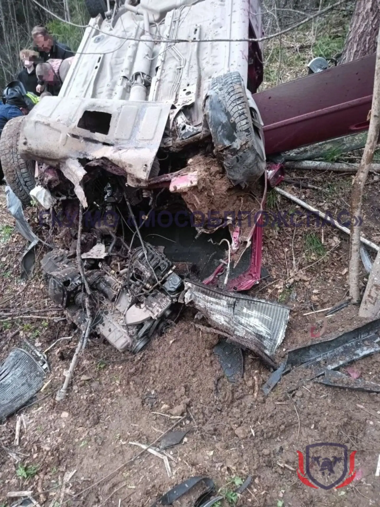 🆘 Опрокинулся в кювет! Спасатели деблокировали из разбитого авто 2 детей и 1 взрослого, пострадавших