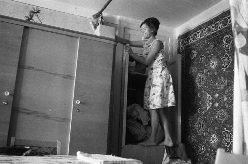 Мама убирается в комнате, г. Волжский, Волгоградская область, СССР, 1967 год. Фото: Тар...