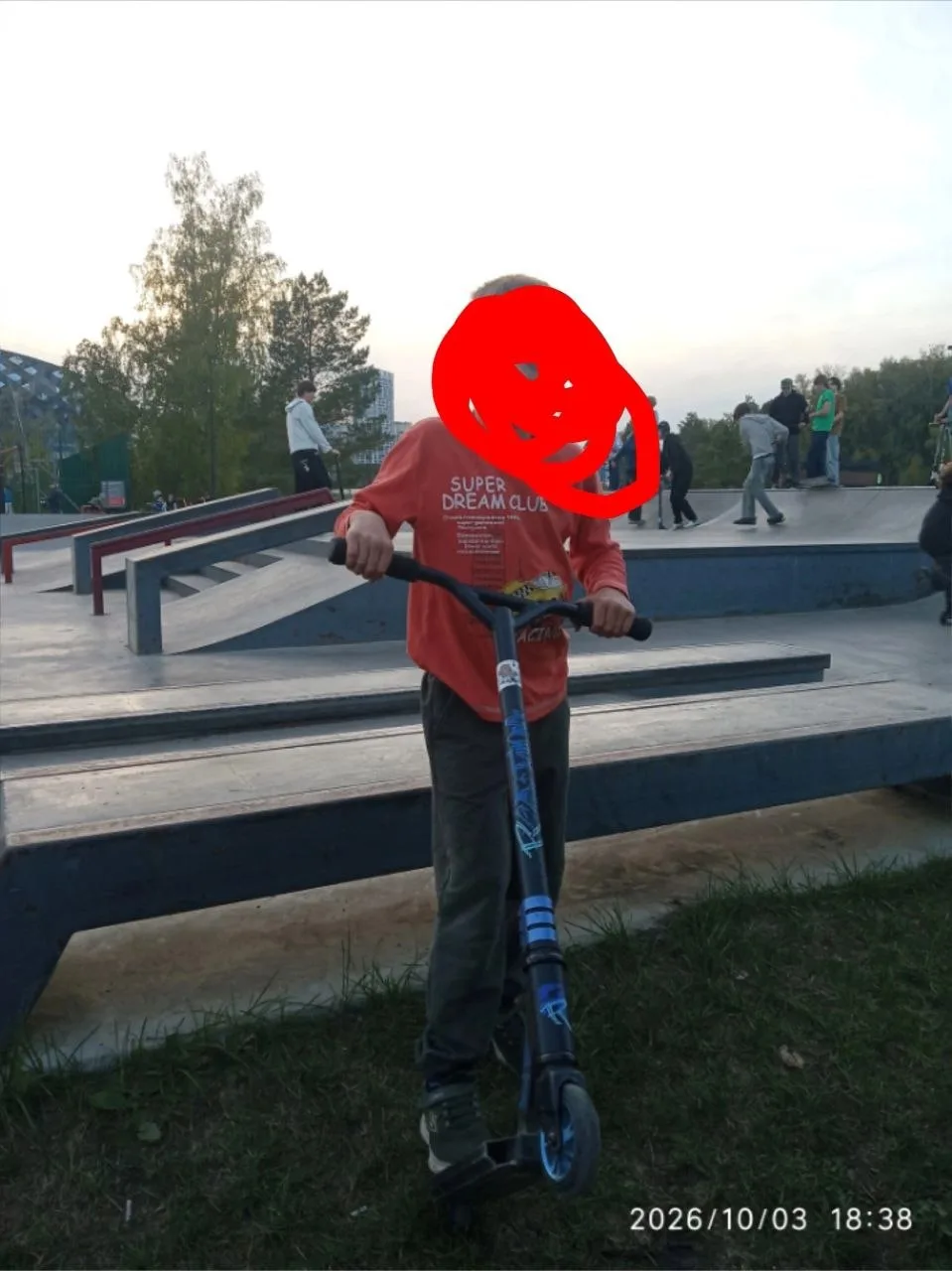 Чьей то ребенок вчера после обеда взял у крыльца шк. 199 чужой трюковой самокат черного...