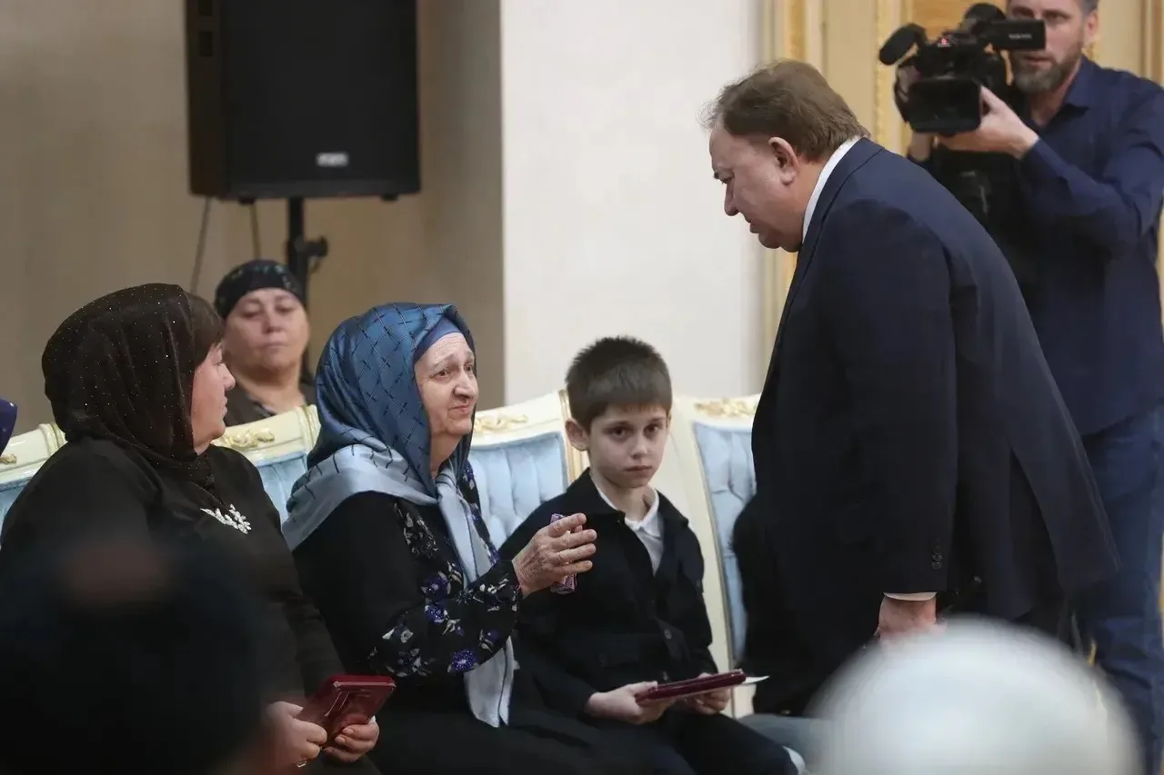 Руководитель региона особо подчеркнул, что поддержка семей павших героев и ветеранов СВ...