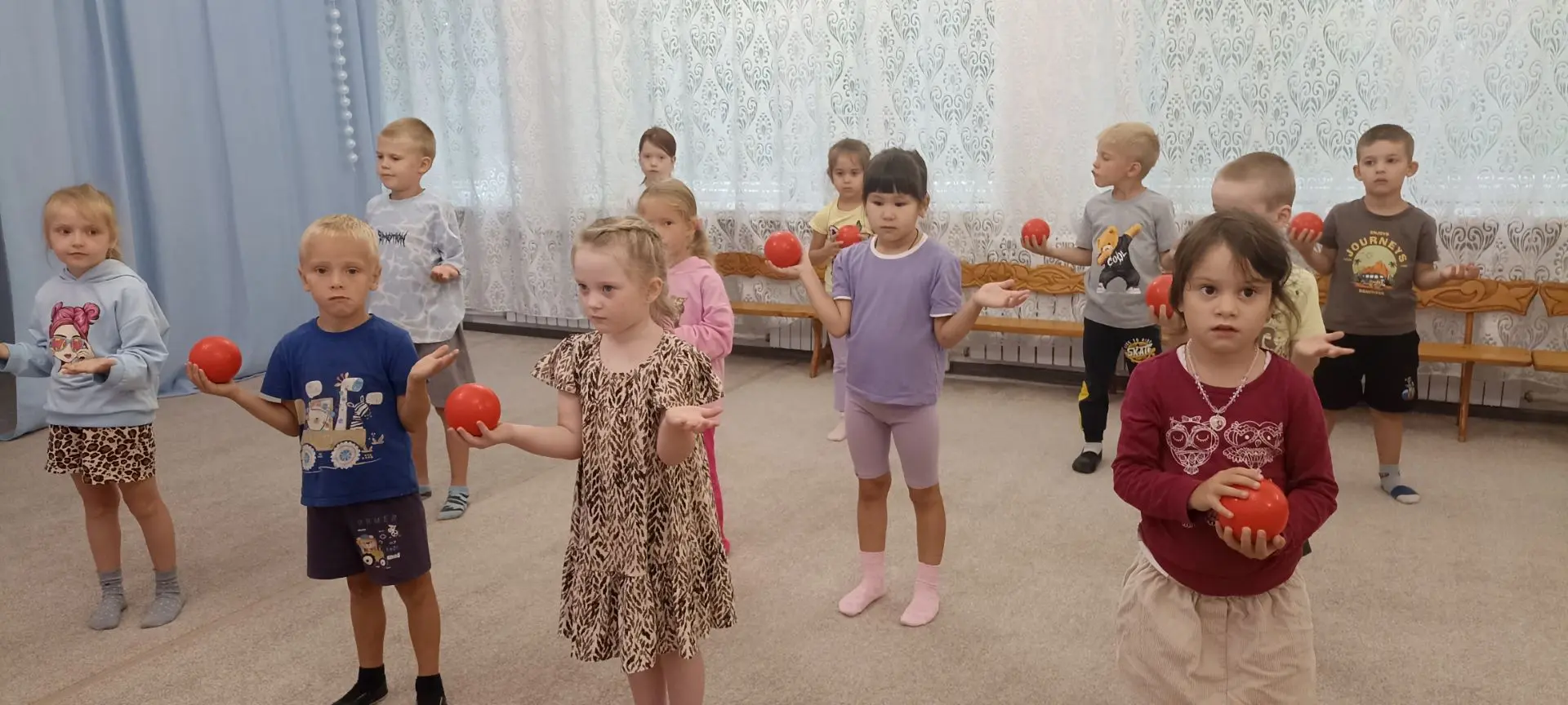 Утренняя гимнастика создаёт организованное начало дня и ровное, бодрое настроение у дет...