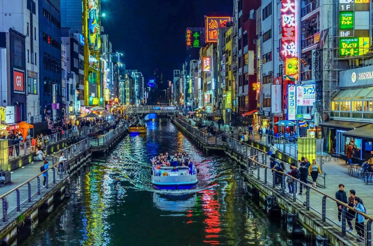 Район Дотонбори в Осаке, Япония 🇯🇵  🔹 Этот район Осаки расположился по обе стороны от реки Дотонбори