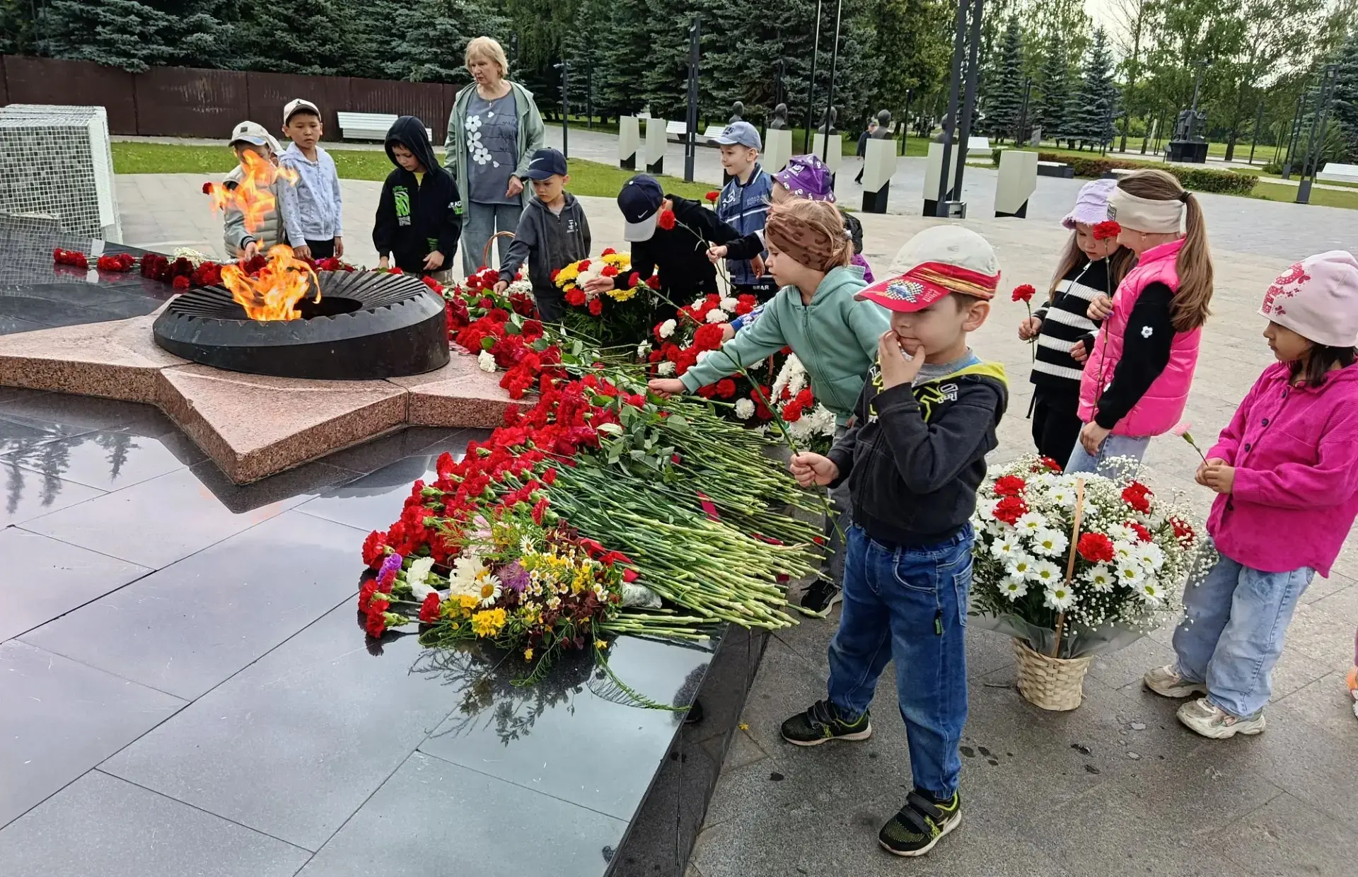 Сегодня мы с детьми пришли к Вечному огню. Пусть они еще малы, но уже понимают: этот ог...