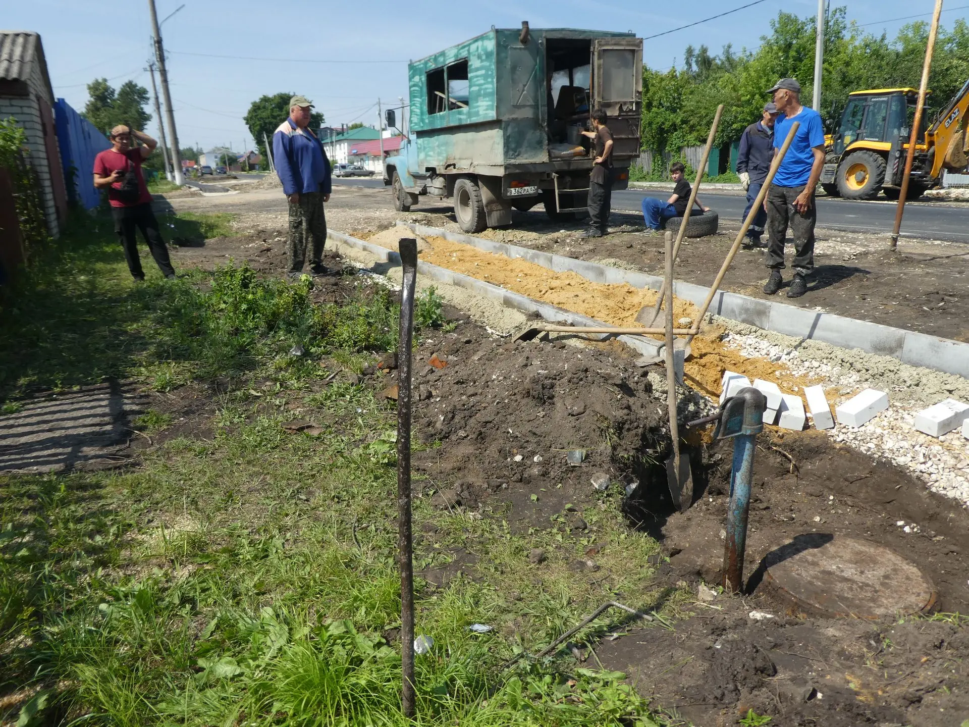 ПОДНИМАЕМ КОЛОДЕЦ НА РЕВОЛЮЦИИ
 
Все сасовцы уже обратили внимание, как меняется в лучшую сторону со