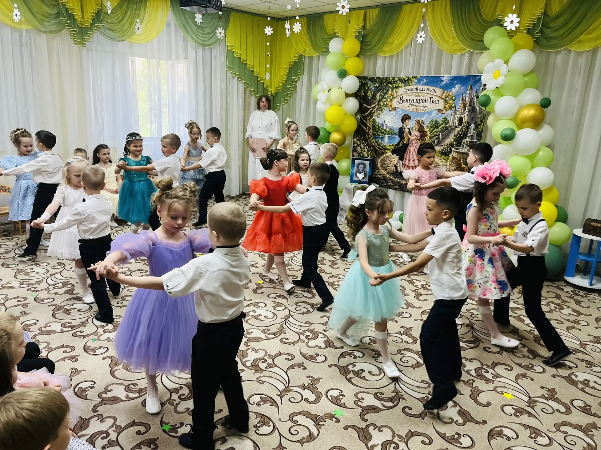 🎈 Торжественно. Трогательно. Немного грустно. Именно таким запомнится нам выпускной наших малышей! 