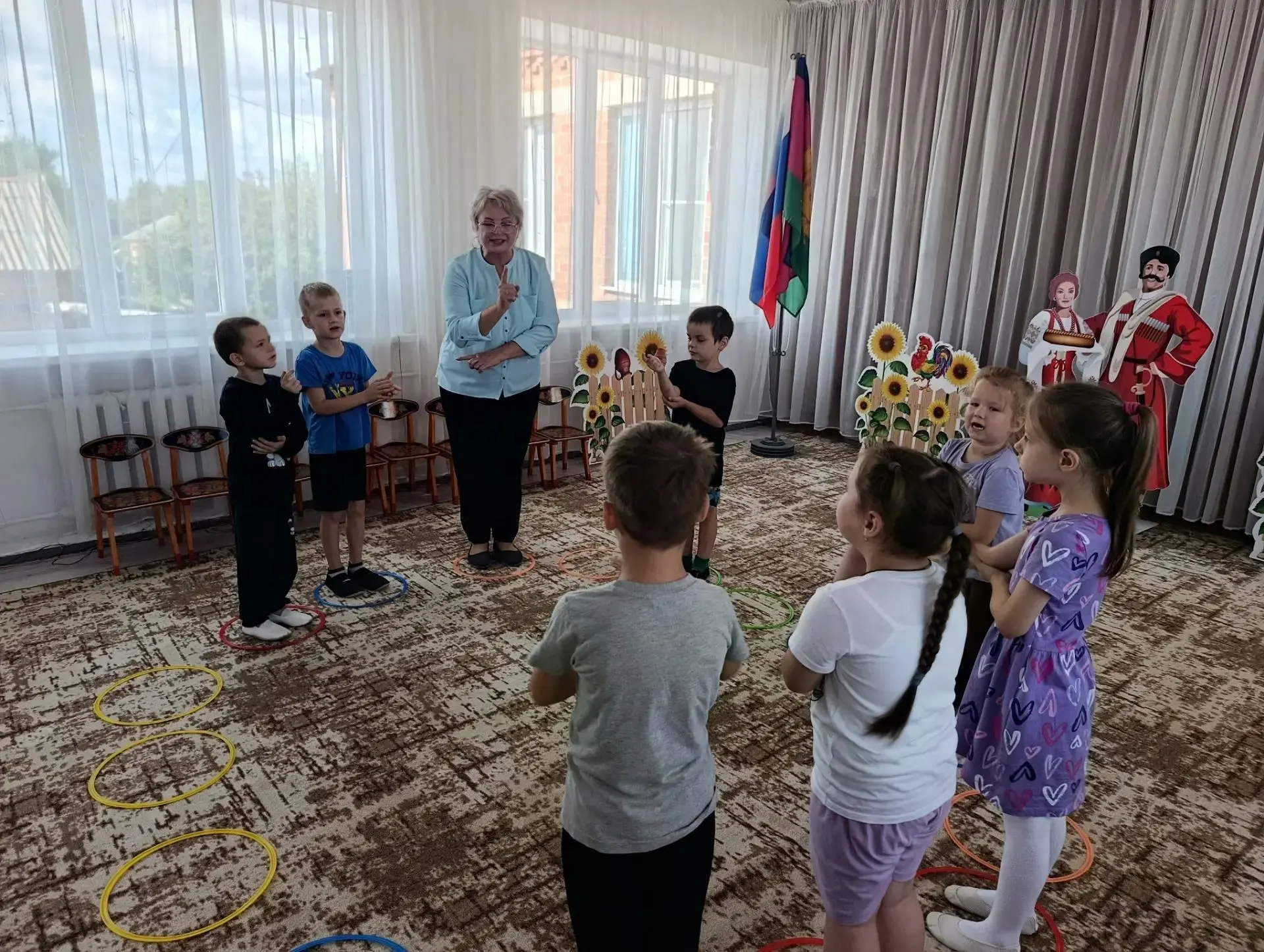 Мы сегодня танцевали, пели, весело играли,