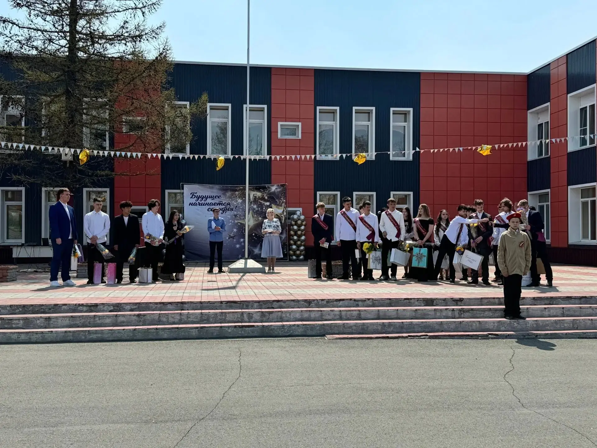 Последний звонок для 9 и 11 классов: трогательный финал школьного пути 🕊️⁣

Эмоции улеглись, а восп