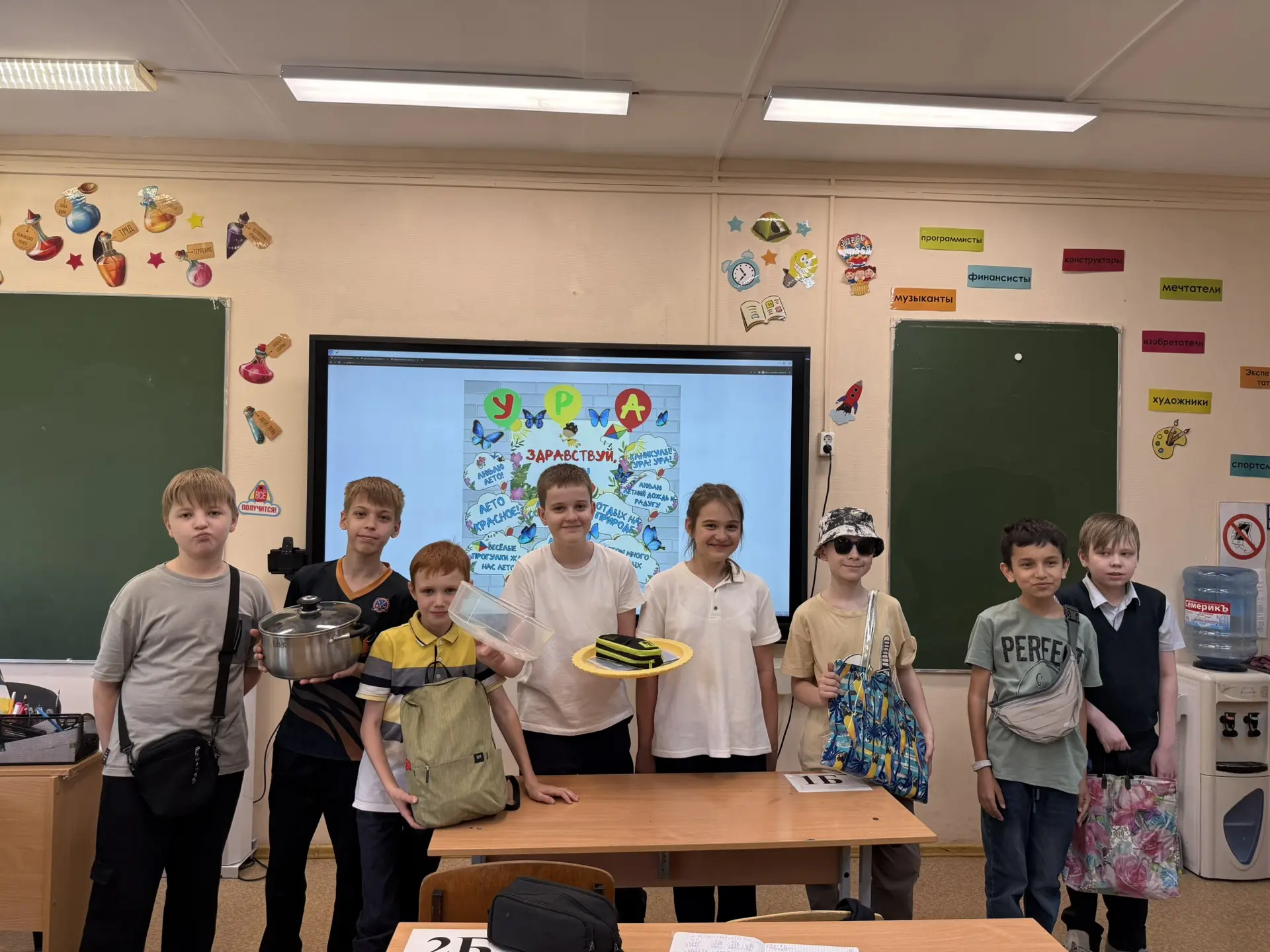 ✨ "День без рюкзаков" — летнее настроение в школе!   Вчера в Учебном корпусе 4 царила особая атмосфе