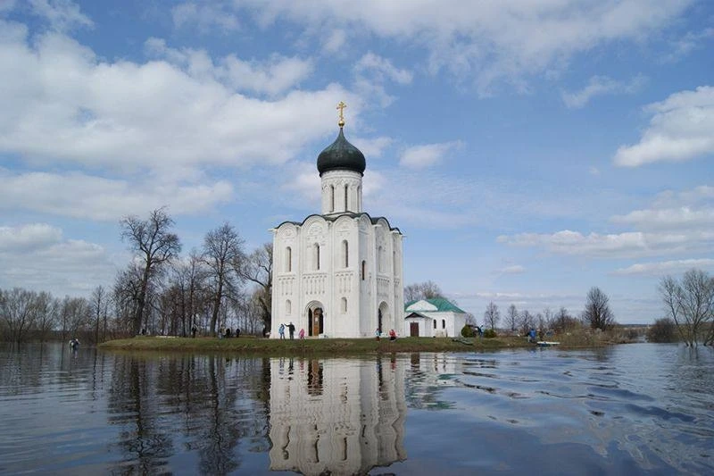 Храм Покрова на Нерли в 1784 году игумен местного монастыря хотел разобрать на кирпич д...