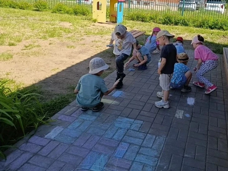 9 июня день разноцветных игр в детском саду — это тематическое мероприятие, направленное на развитие