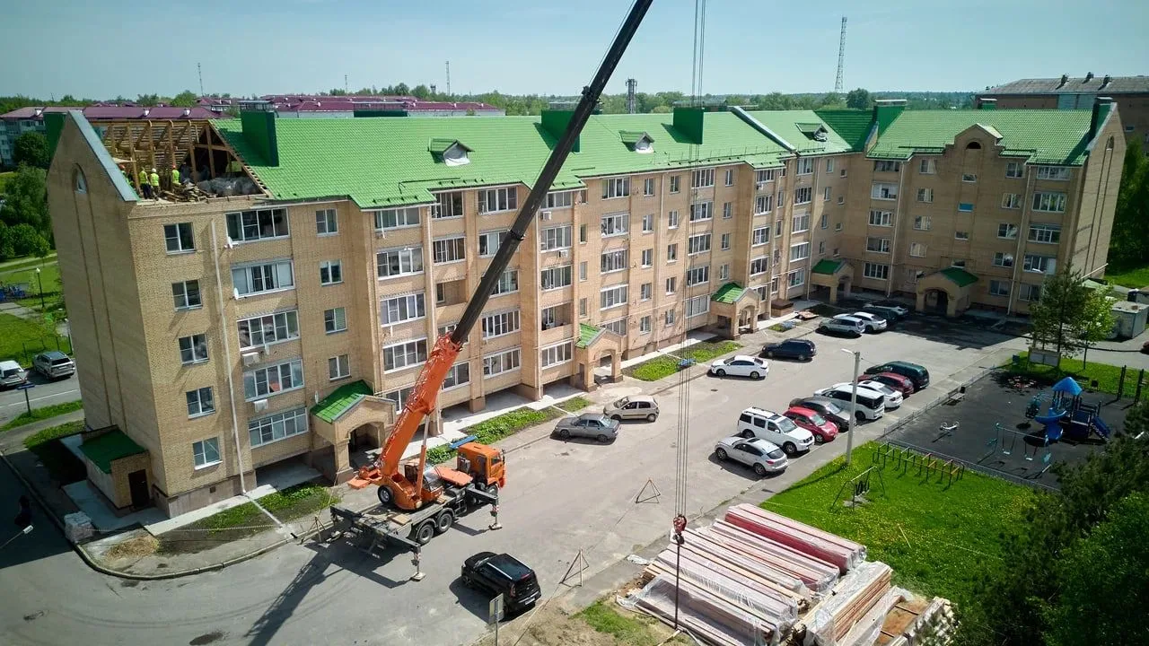 На улице Комсомольской в Шаховской приступили к ремонту крыши