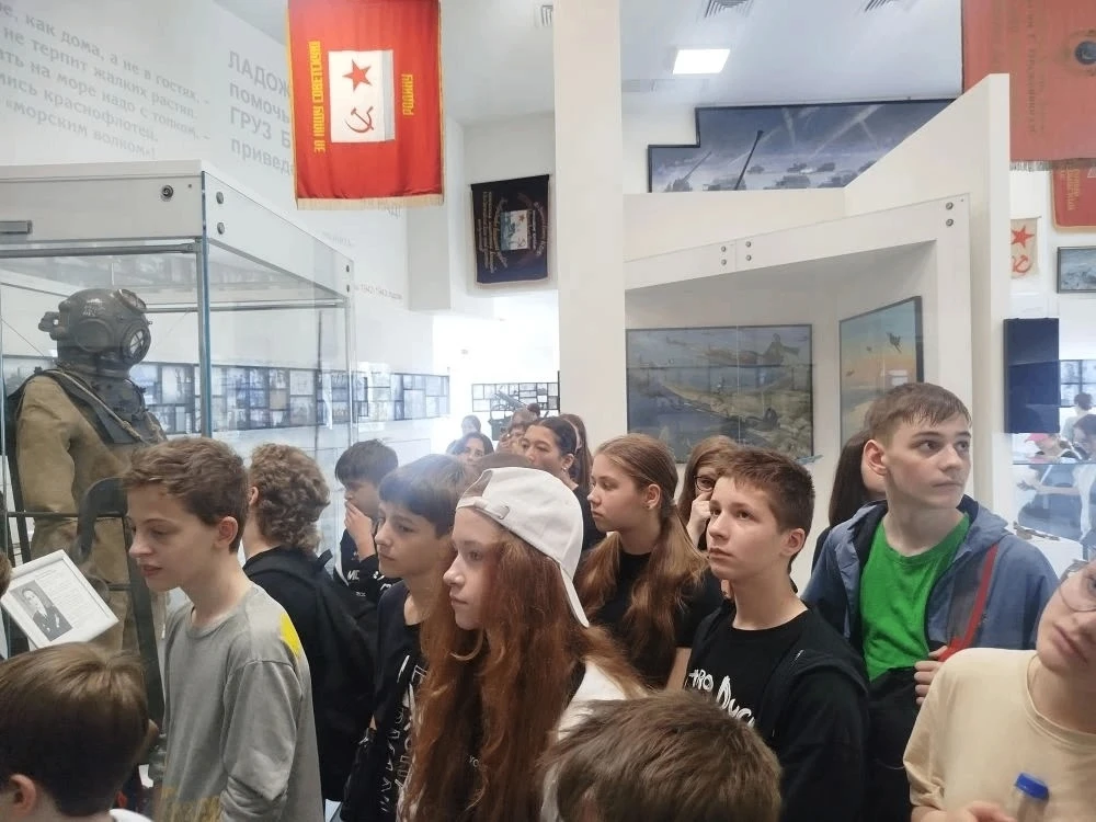 🗓 Ученики 6Б класса посетили Мемориальный комплекс "Дорога жизни".  Ребята послушали рассказ замечат