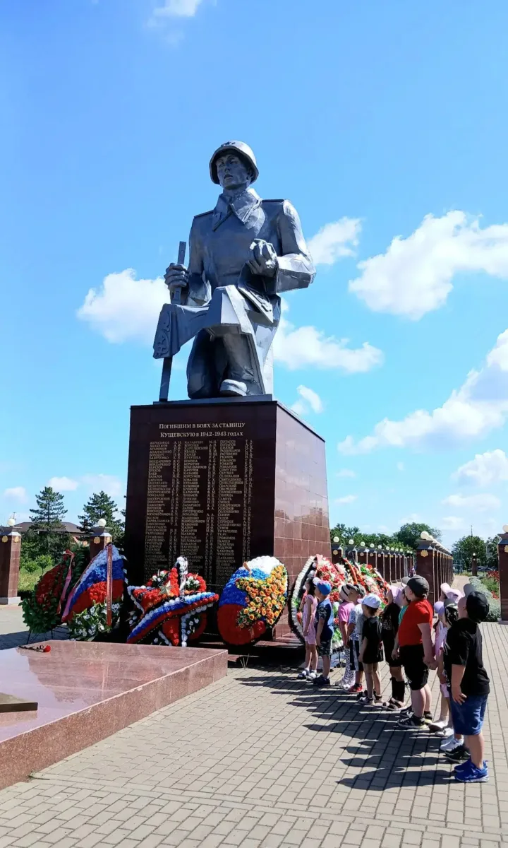 «Вахта памяти» в детском саду №3: малыши возложили цветы к Вечному огню