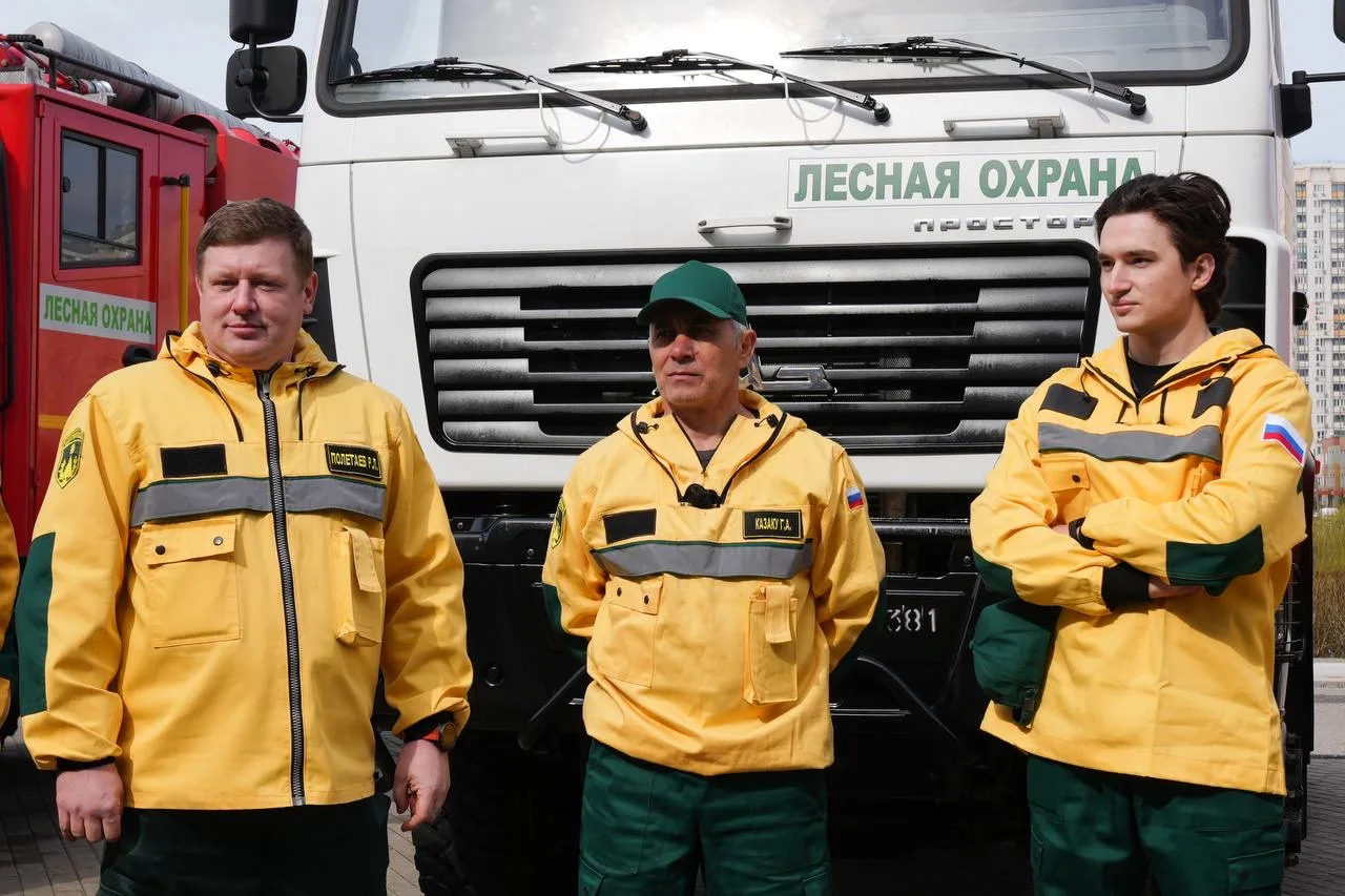 🌲🚜Сегодня передали Комитету лесного хозяйства новую технику — 35 единиц: автоцистерны для тушения по