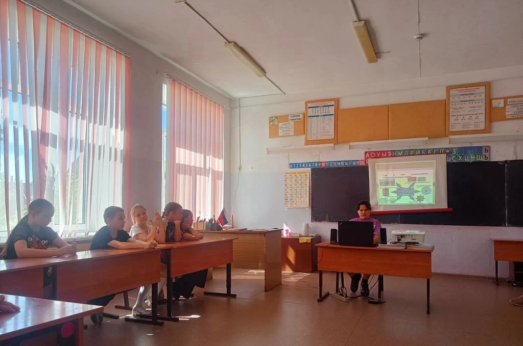 🚩 Как прошёл День патриота в лагере?

Рассказываем по пунктам!
Сегодня наши ребята:
🎨 Рисовали Рос