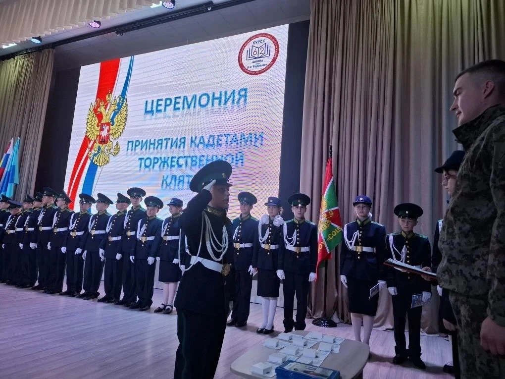 В школе № 62 прошла торжественная церемония посвящения учащихся 5-х классов в кадеты  В преддверии Д