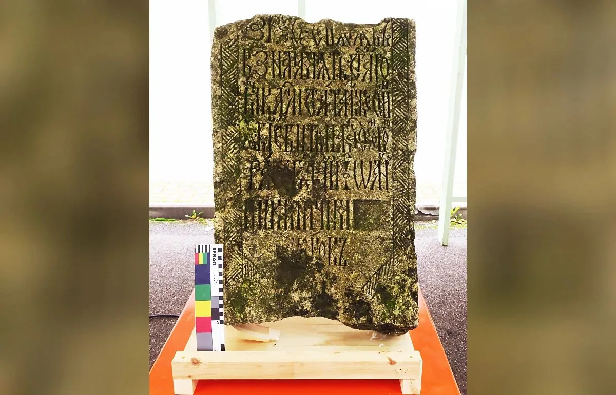 🗿 В Тверской области реставраторы исследуют уникальную надгробную плиту
