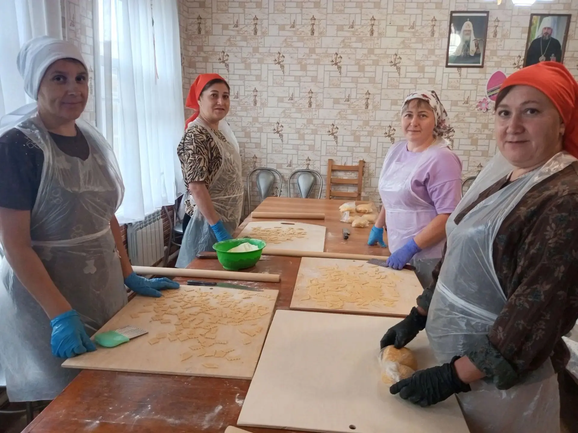 Сегодня у нас опять День Добрых дел. Помогаем делать лапшу и хворост, участвуем в плете...