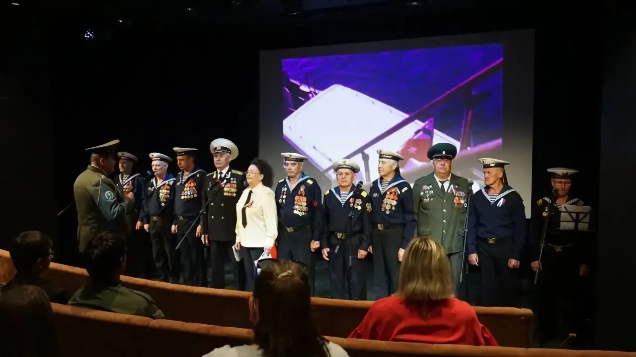 В музее-диораме прошла программа «Триколор объединяет».

В течение дня на территории музея сотрудник