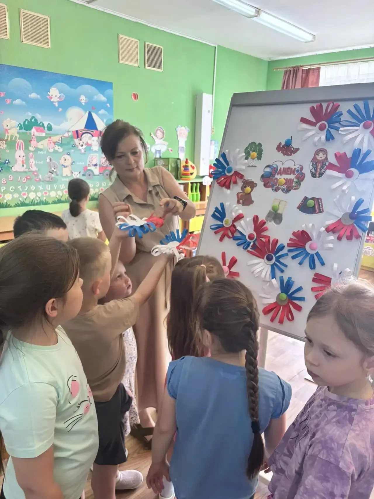 Ромашка в цветах триколора — наш подарок ко Дню России! 🇷🇺🌼

Ко Дню России в МОУ «СОШ 2» г.Истра 