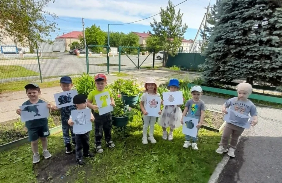 В группе "Топотушки"  детского сада "Родничок" прошло мероприятие "Акварисование"- рисование на асфа