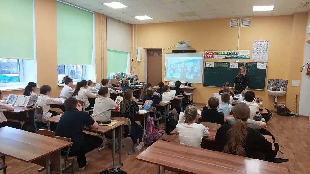 🇷🇺 Понедельник в Колтушской СОШ выдался по-настоящему событийным!  Сегодняшнее утро началось с торже