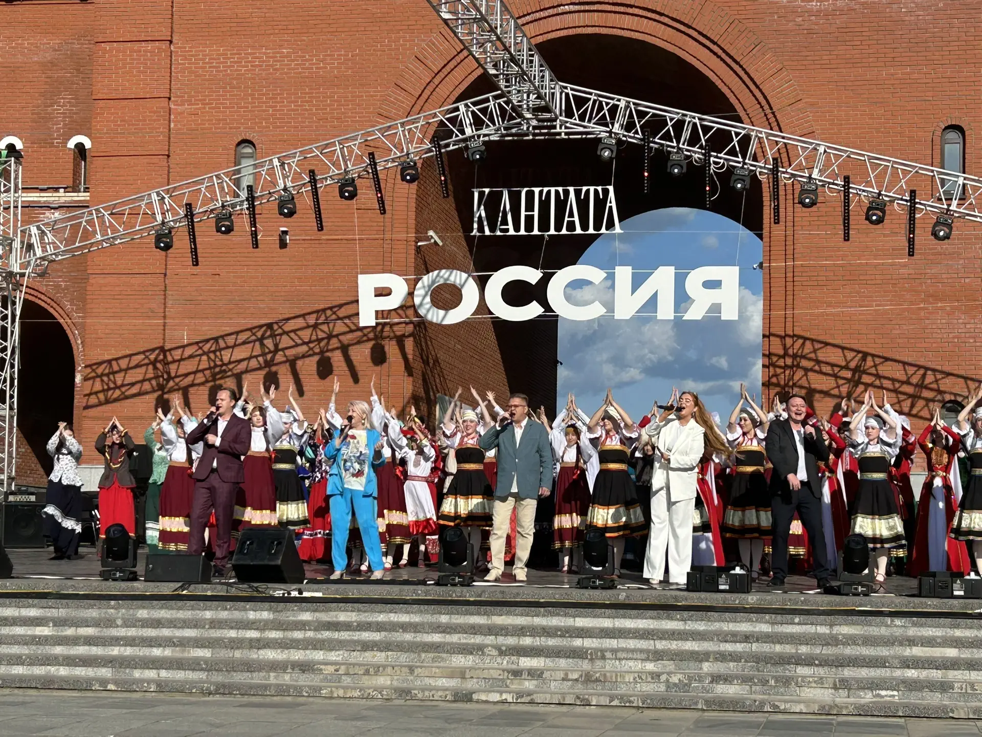 12 июня, в День России, вокальный ансамбль МАУК «ДКРА» принял участие в масштабной праздничной прогр