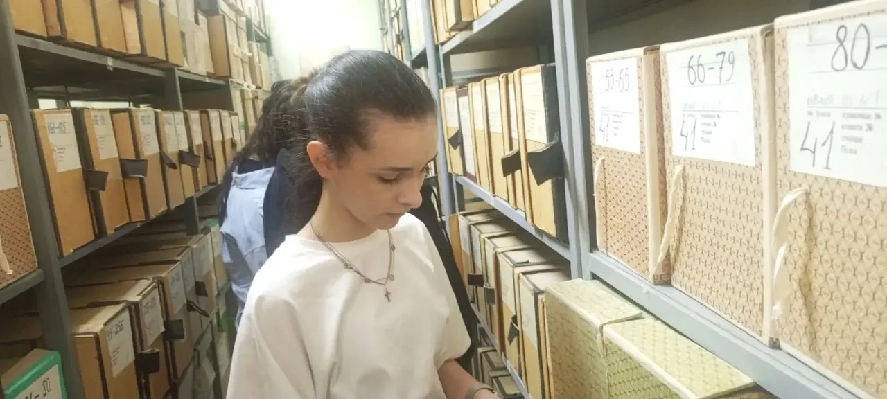 Экскурсия в архив: погружение в историю!  Учащиеся 7-9 классов вместе с учителем истории Подобиной А