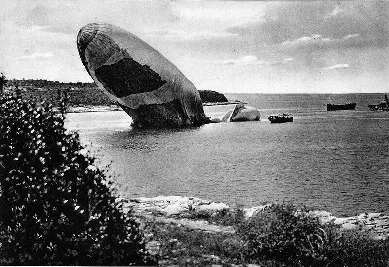 Сбитый дирижабль итальянских военно-морских сил, 1915 год.
