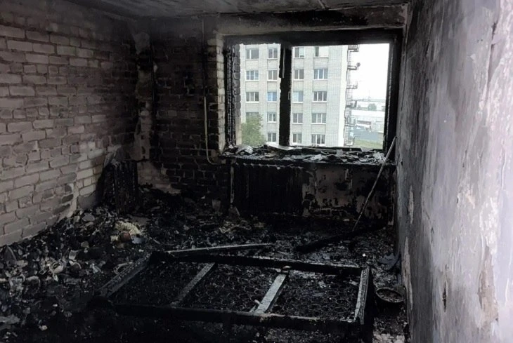 В Камышине в ночь на 27 июля. В одной из комнат на седьмом этаже бывшего девятиэтажного общежития  в