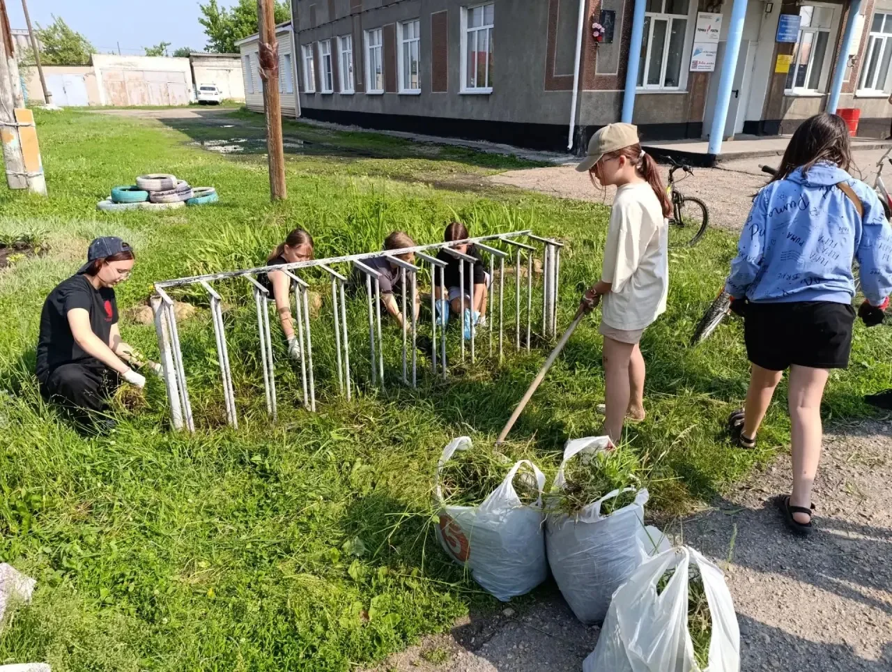 С 1 июня началась летняя трудовая практика. Учащиеся нашей школы обустраивают территори...