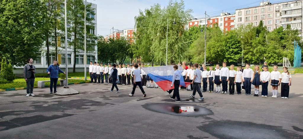 ЦЕРЕМОНИЯ ПОДНЯТИЯ ФЛАГА  🇷🇺 Новая учебная неделя по традиции началась с торжественной церемонии под