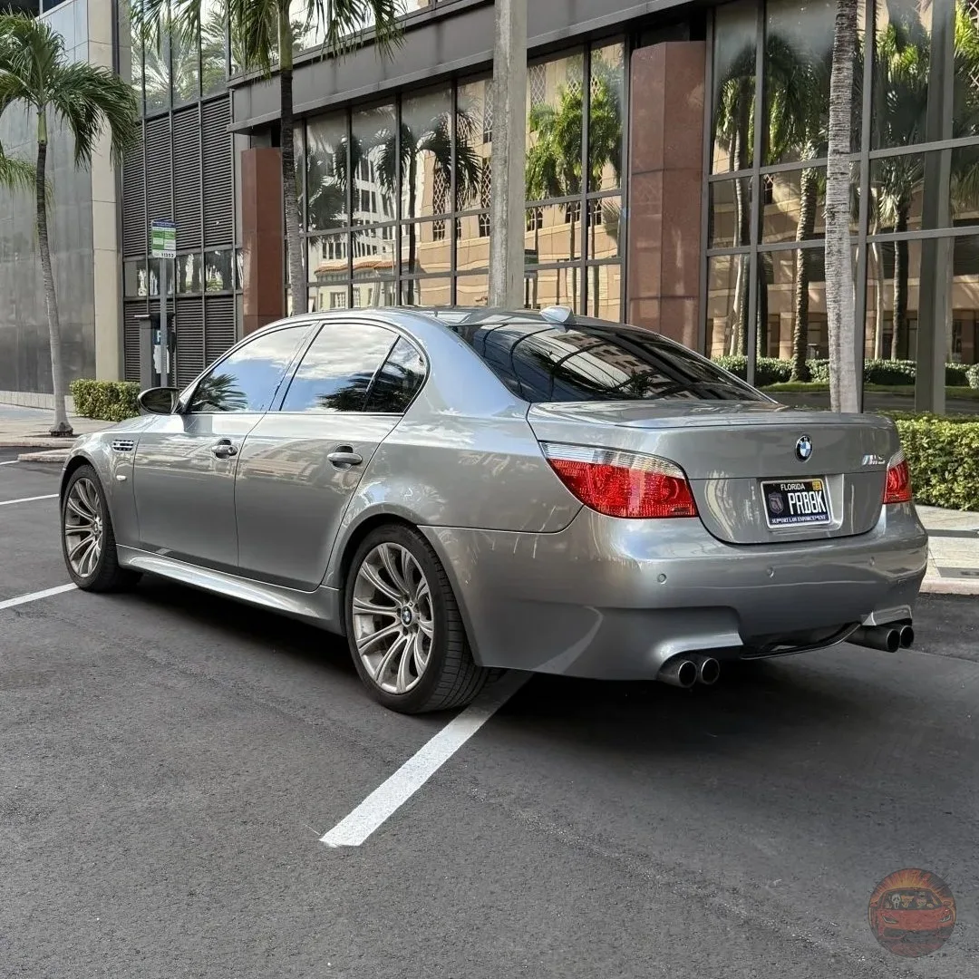 ⚙️ BMW M5 E60: V10 и нормальная механика

Эту M5 выпустили в 2006 году с семиступенчатой коробкой SM