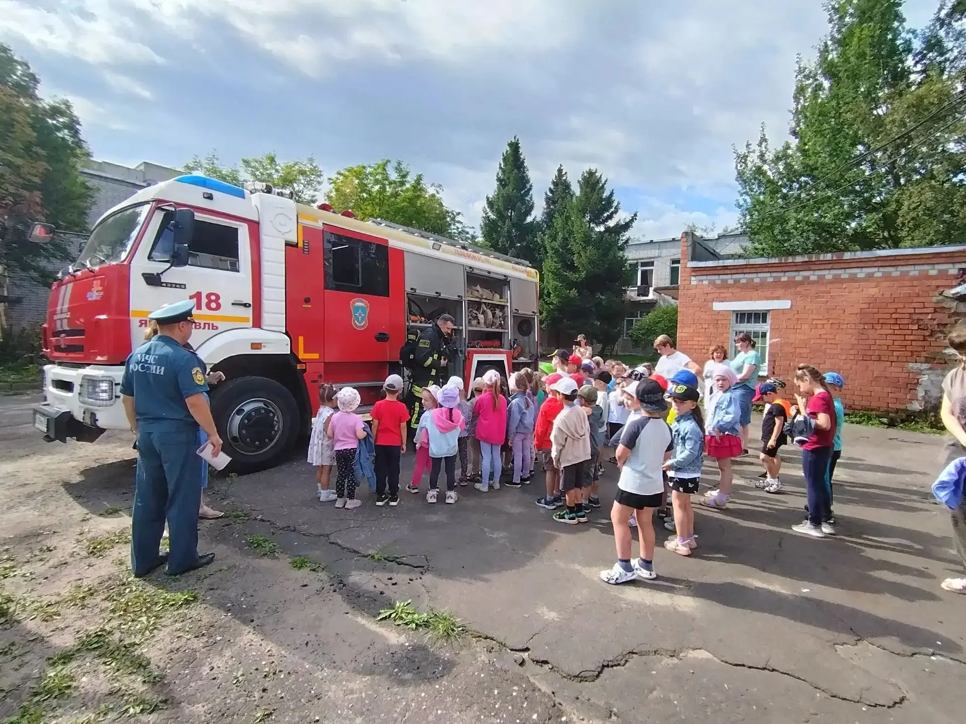 🚒 Когда рядом настоящие герои! Как ярославские огнеборцы покорили сердца воспитанников детского сад