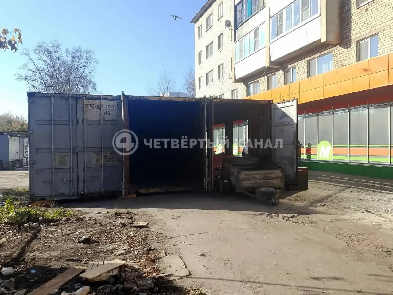 🤬 Жильцы дома в Кольцово жалуются на незаконные контейнеры под окнами.