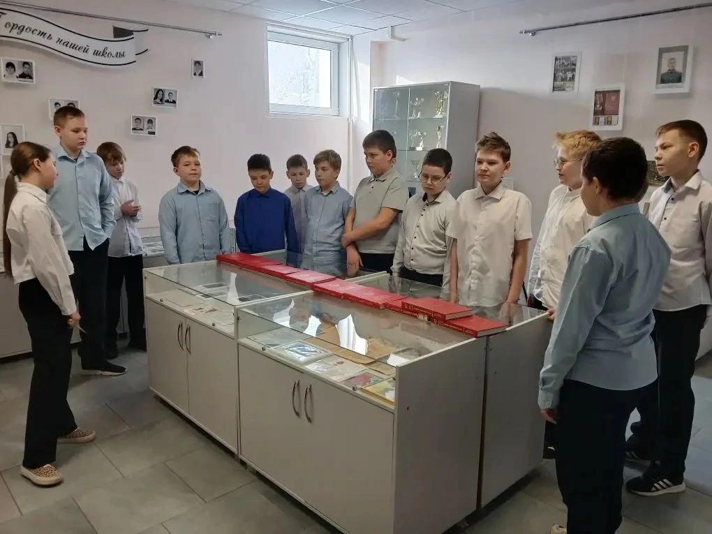 🇷🇺 В школьном музее продолжаются экскурсии, посвящённые Дню защитника Отечества! Экскурсоводы Ксения