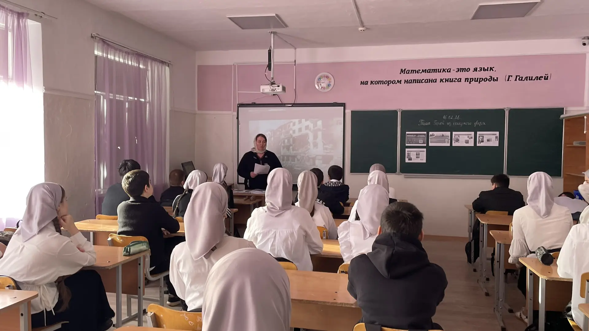 В нашей школе прошли внеурочные занятия «Разговоры о важном» на тему «Герой из соседнего двора». Реб