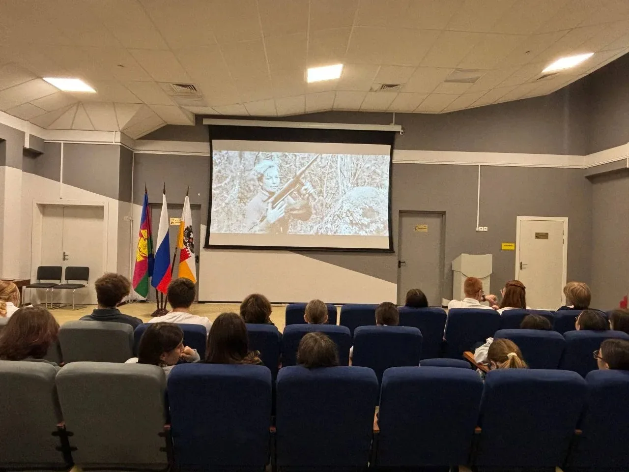 🇷🇺🇷🇺🇷🇺Сегодня школьное самоуправление нашей школы провело для старшеклассников Киноурок по фильму А 