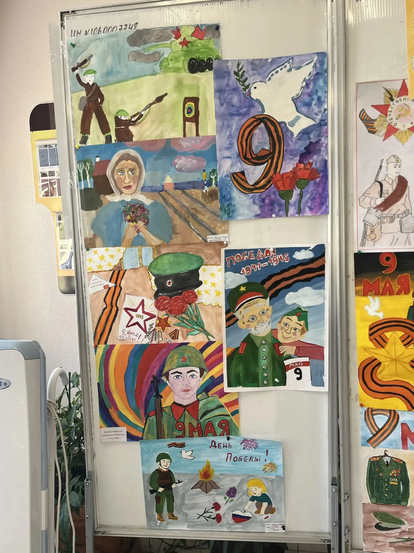 🎨 В преддверии Дня Победы в  нашей гимназии прошла выставка праздничных плакатов , детских работ «По