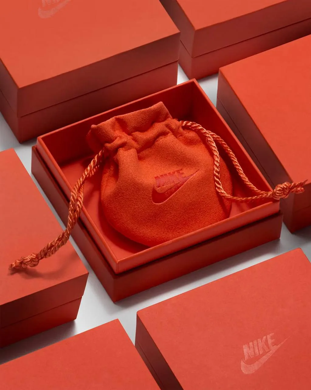 👟Nike пошла в ювелирку — теперь Swoosh можно носить не только на кроссовках.