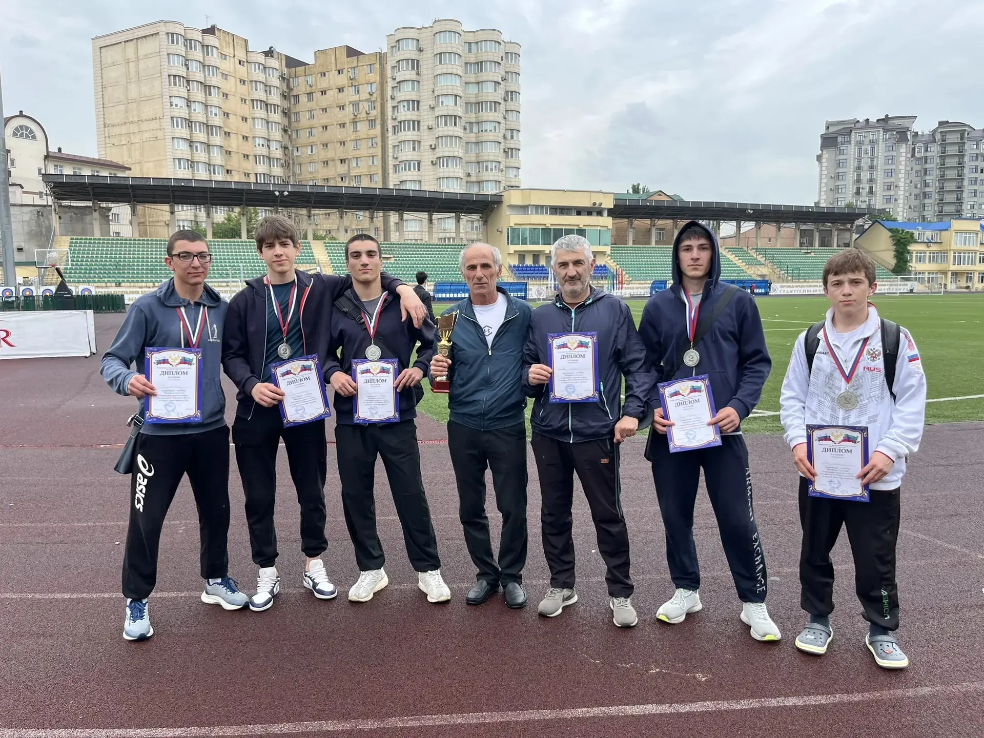 🏆 Серебро республики у наших ребят!  Команда Халимбекаульской средней школы достойно представила рай