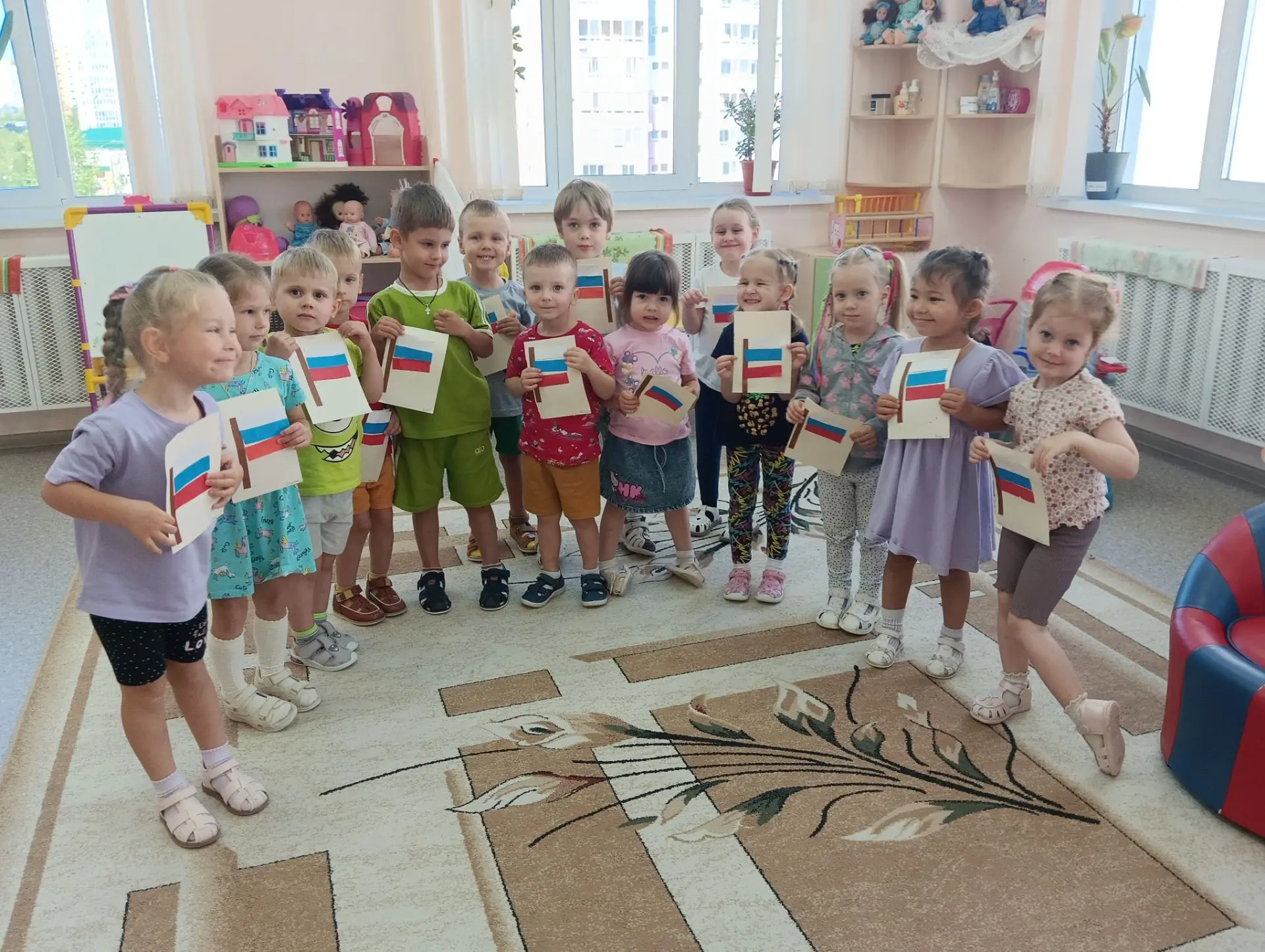 Ребята из группы "Барбарики" сделали аппликацию "Флаг России". Процесс получился не тол...