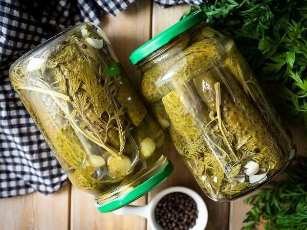 МАРИНОВАННЫЕ ОГУРЦЫ С МОРКОВНОЙ БОТВОЙ