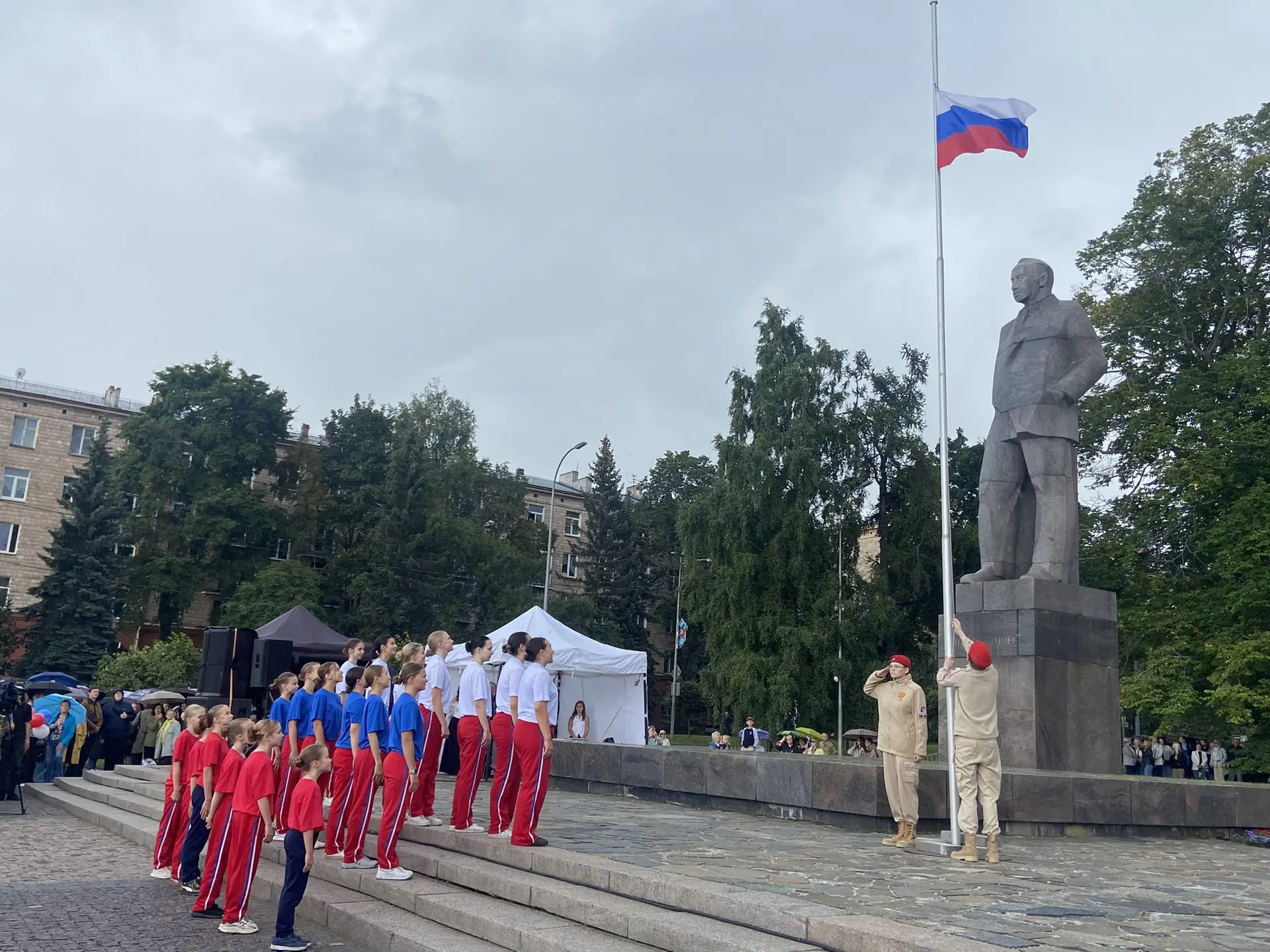 🇷🇺 В преддверии Дня государственного флага сотрудники Минсоцзащиты Карелии и подведом...