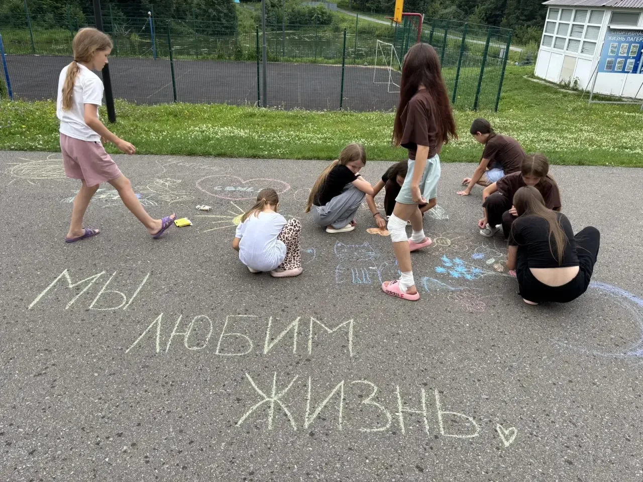 🖍️🎨 Мы не говорили громких слов. Мы просто взяли мелки.

Сегодня в нашем лагере прошёл конкурс рис