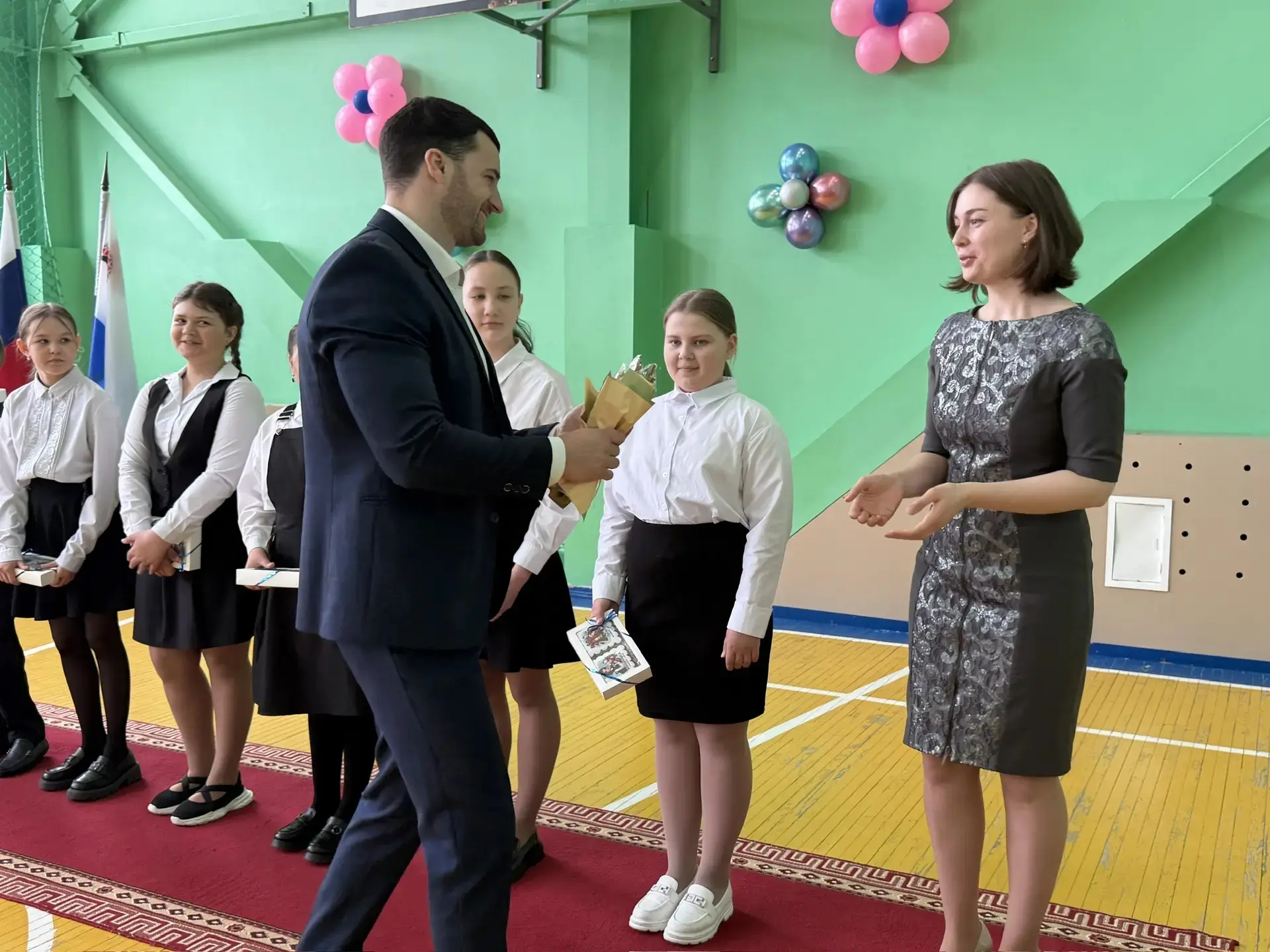 В Никольской школе на итоговой линейке по случаю окончания учебного года особые слова п...