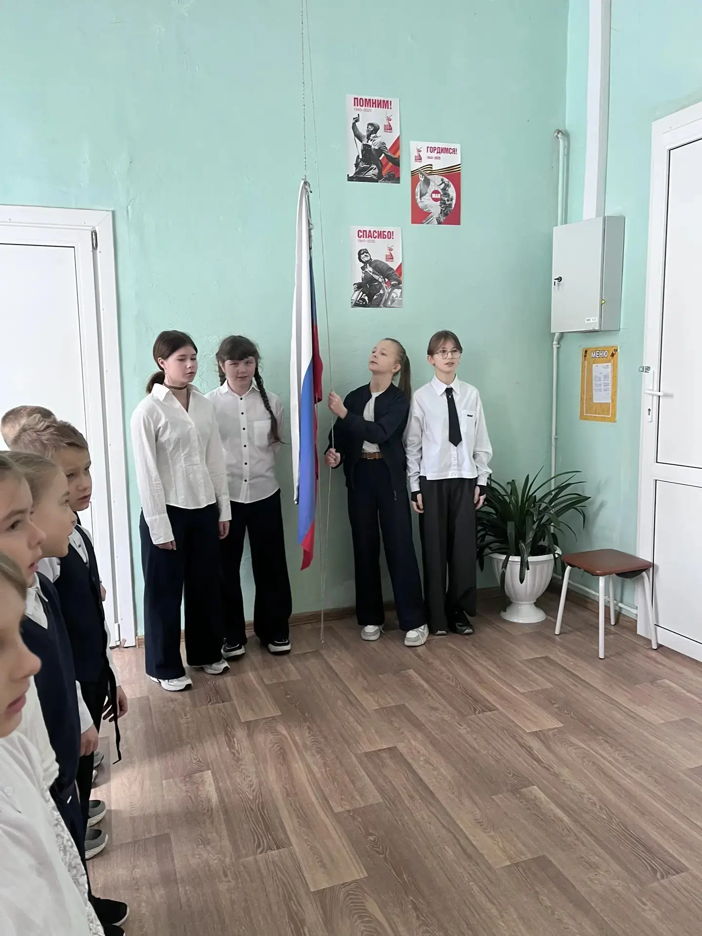 2 марта в МОУ " Пехлецкая СШ им. В. В. Соловова" рабочая неделя началась с выноса флага...