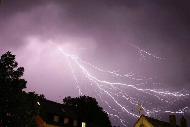 ⚡️⛈В ближайшие 1-2 часа местами в Самарской области ожидается гроза, ливень, град, усиление ветра до