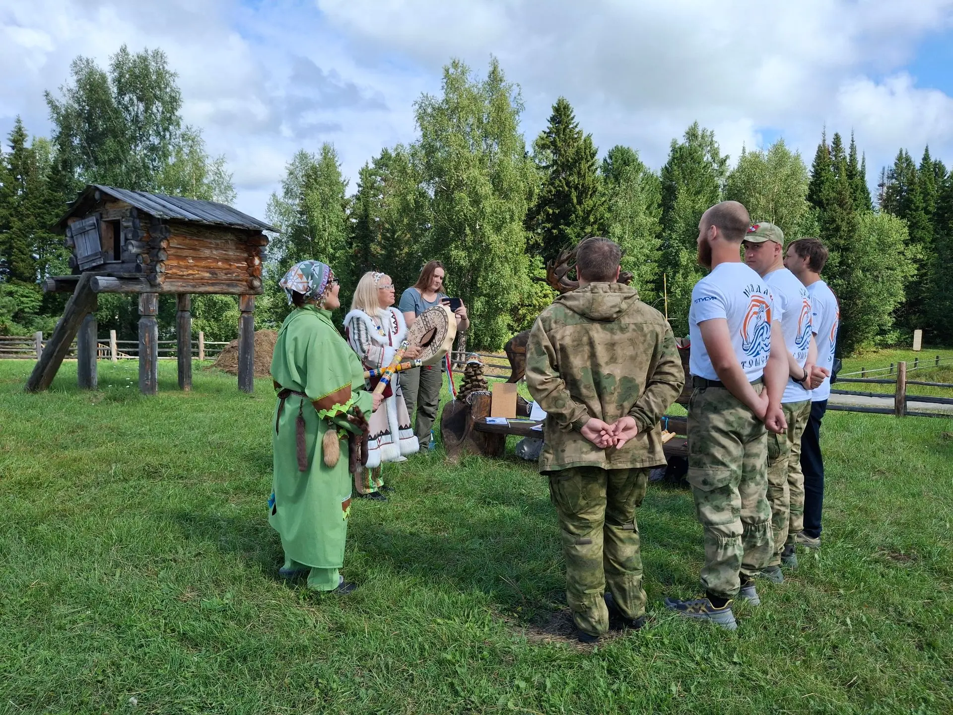 23 июля в рамках проекта «Сибирскими тропами» (организатор — Росмолодежь) участники экспедиции, изуч