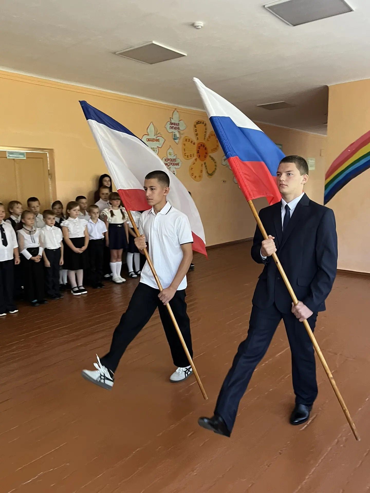 📚🇷🇺 В нашей школе прошла еженедельная линейка, которая традиционно началась с выноса...